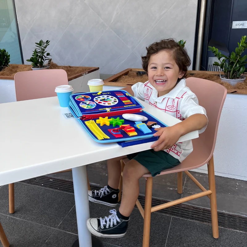 Tableau d’activités pour enfants avec boutons