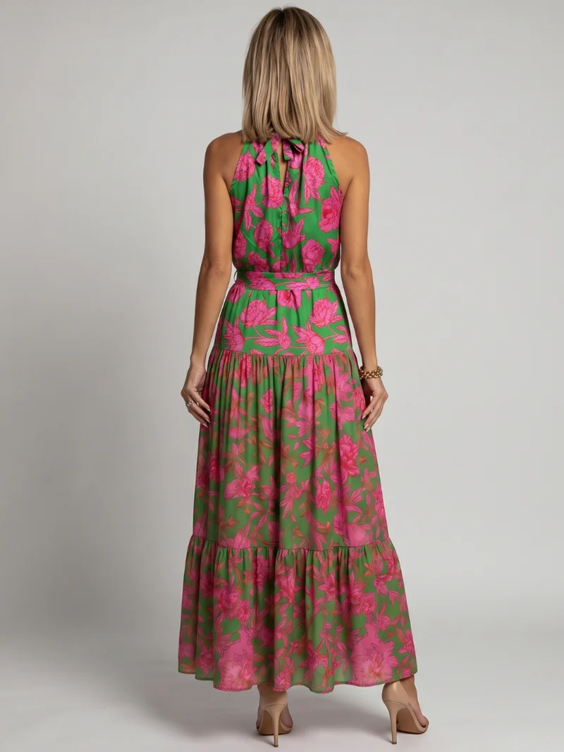 Robe midi drapée en rose avec décolleté halter élégant