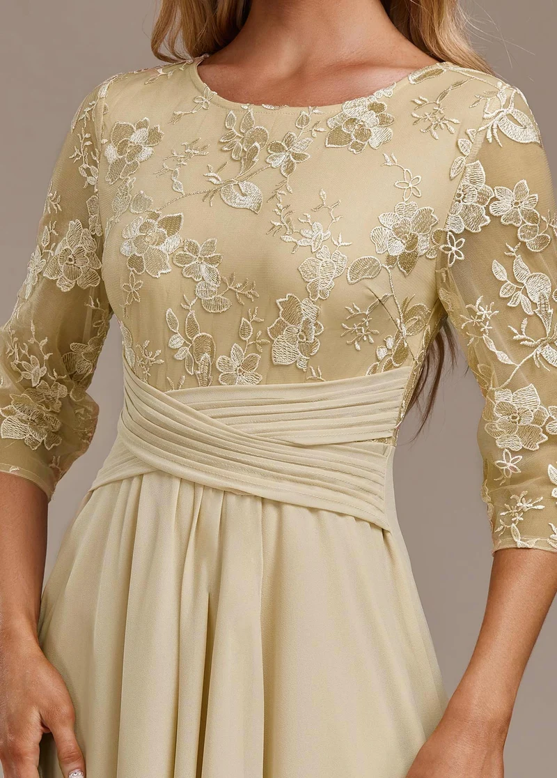 Elin™ - Robe champagne avec de délicates broderies