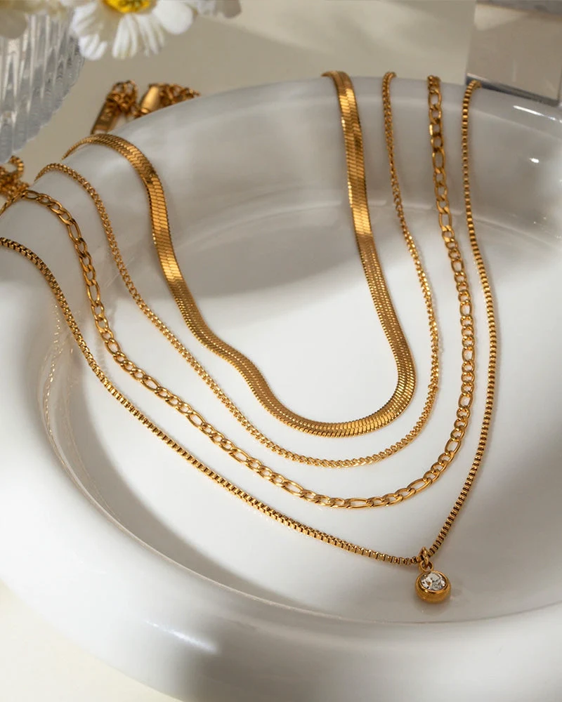 Collier Superposé Avec Toutes Les Chaînes