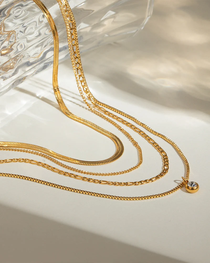Collier Superposé Avec Toutes Les Chaînes