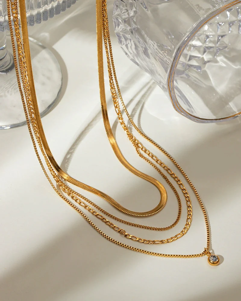 Collier Superposé Avec Toutes Les Chaînes
