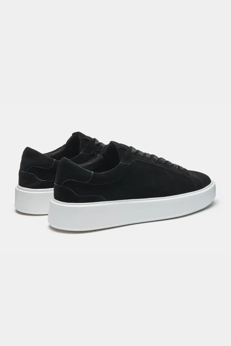 Baskets en daim noir avec semelle blanche pour homme