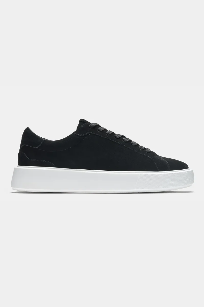 Baskets en daim noir avec semelle blanche pour homme