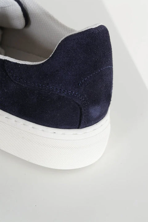 Baskets en daim bleu foncé avec semelle blanche pour homme
