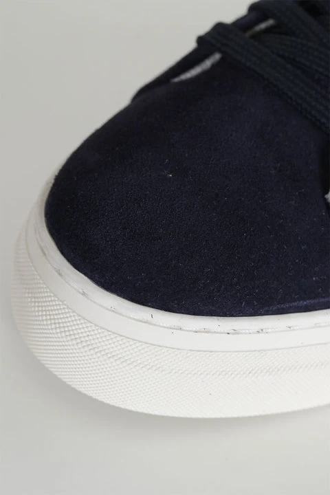 Baskets en daim bleu foncé avec semelle blanche pour homme