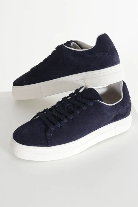 Baskets en daim bleu foncé avec semelle blanche pour homme
