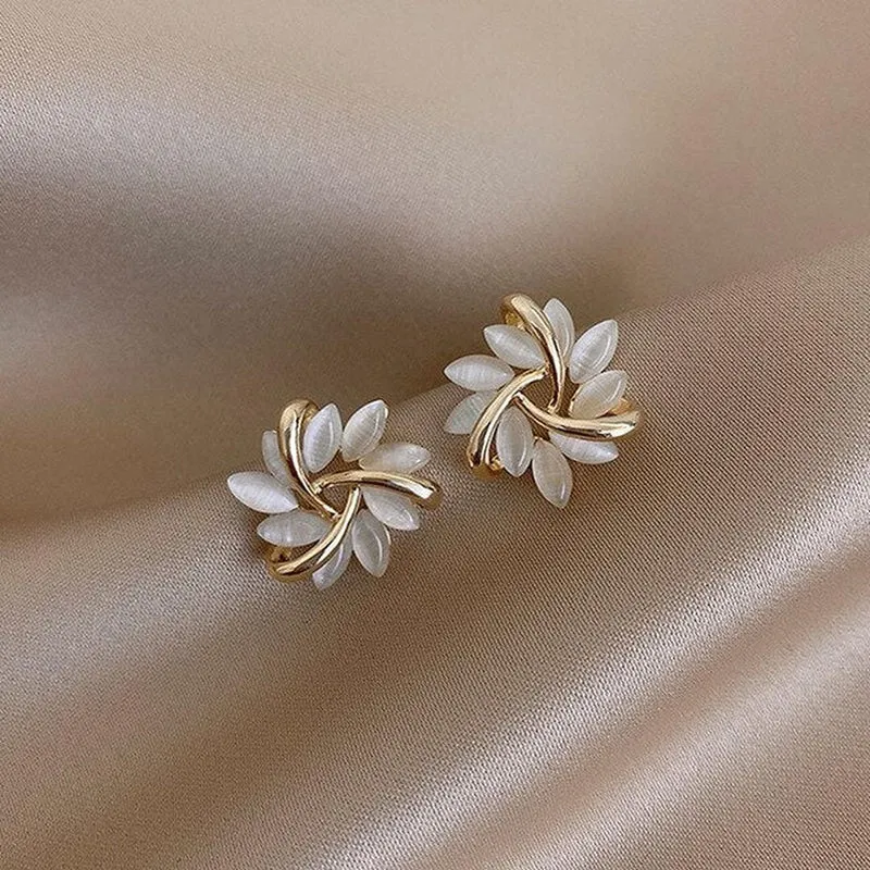 Boucles d'Oreilles Florales en Opale Blanche