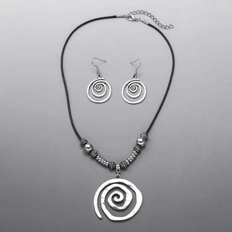 Ensemble de Collier et Boucles d'Oreilles avec Design en Spirale Argentée