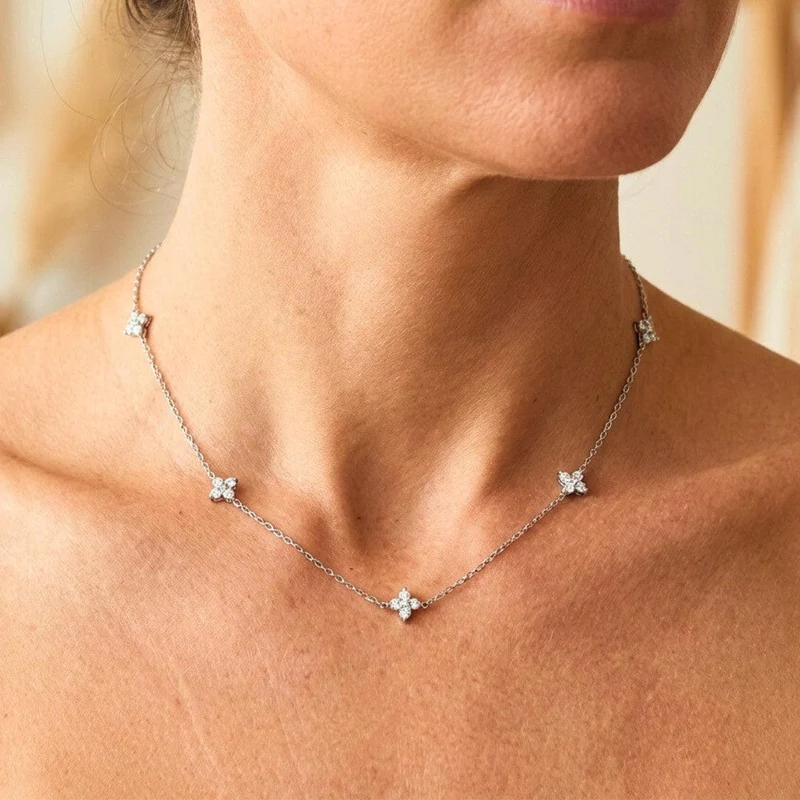 Collier en Zirconium Incrusté en Forme de Fleur