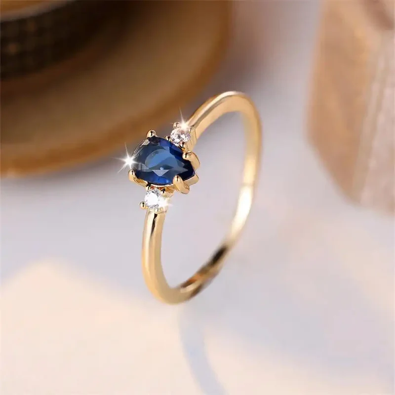 Bague en Saphir Royal en Coupe Poire Minimaliste