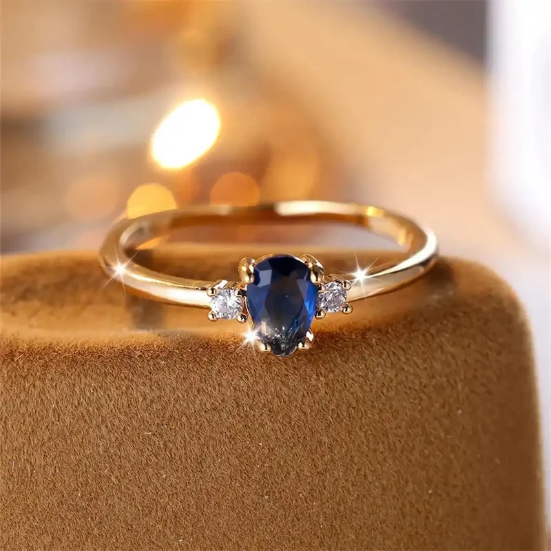 Bague en Saphir Royal en Coupe Poire Minimaliste
