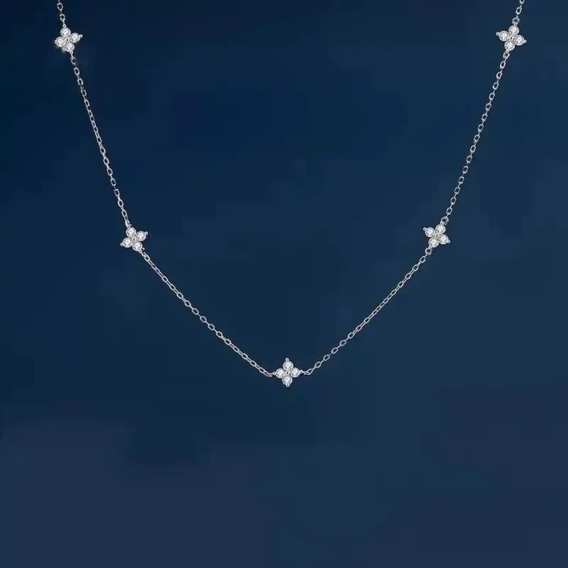 Collier en Zirconium Encastré en Forme de Fleur