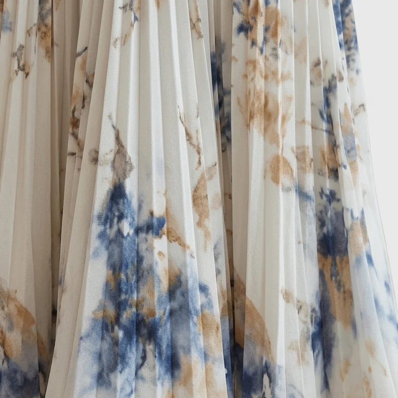 Robe fleurie mi-longue — col v et jupe à plis avec poches — vacances