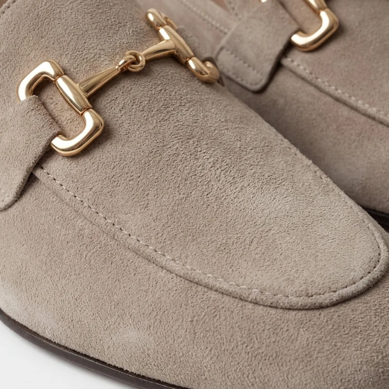 Mocassins en daim homme — détail mors — bureau et cérémonie