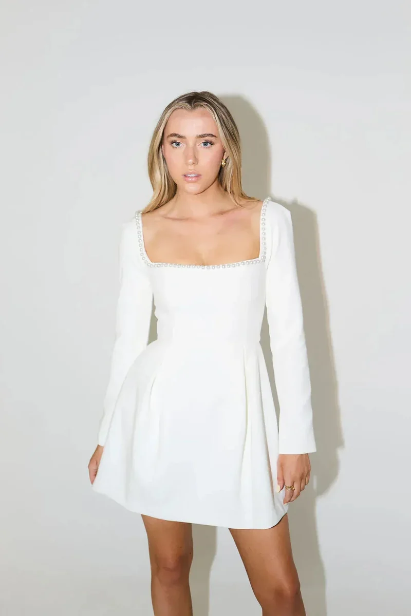 Robe cocktail courte à manches longues avec bordure de perles