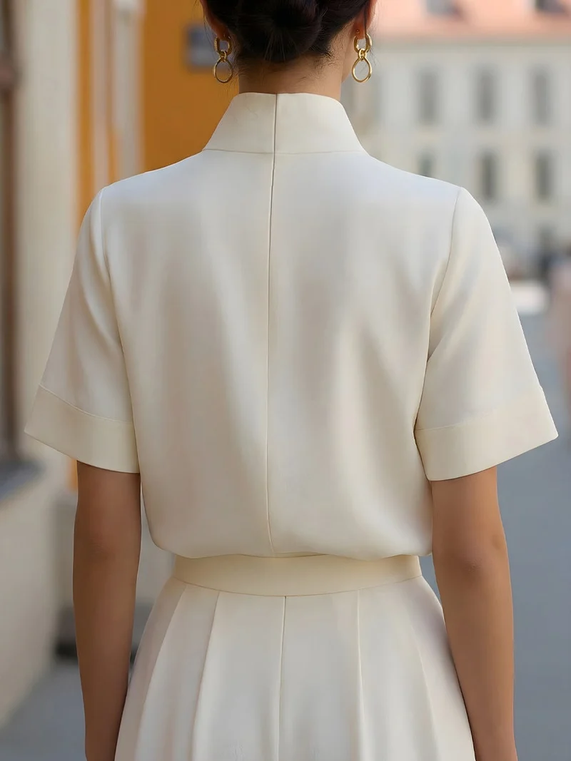 Blouse structurée minimaliste pour femmes à col montant