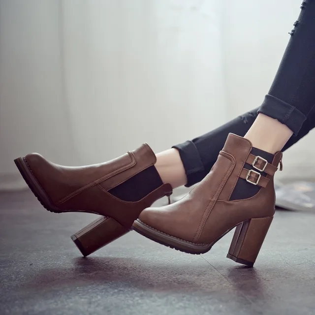Sophie Paris I Bottines à Talon Robuste avec Boucle Décorative