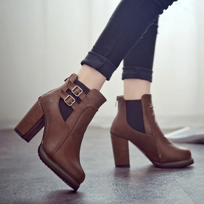 Sophie Paris I Bottines à Talon Robuste avec Boucle Décorative