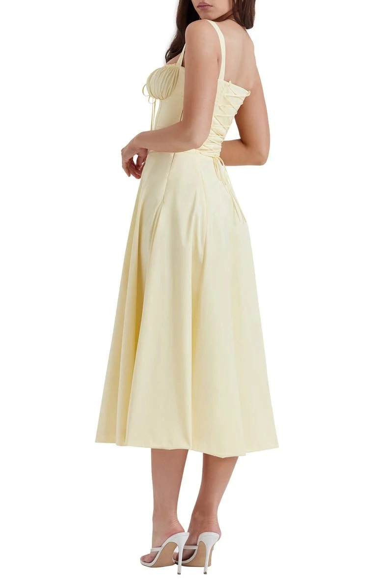Robe moulante bustier à fleurs et taille découverte