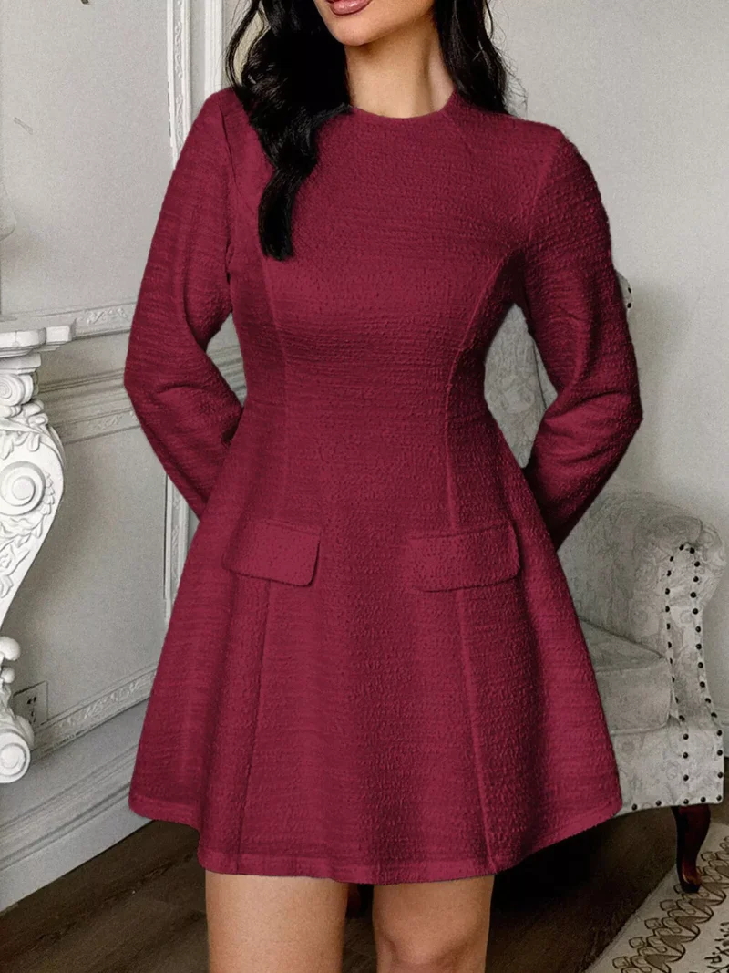 Robe courte à manches longues avec dos ajouré