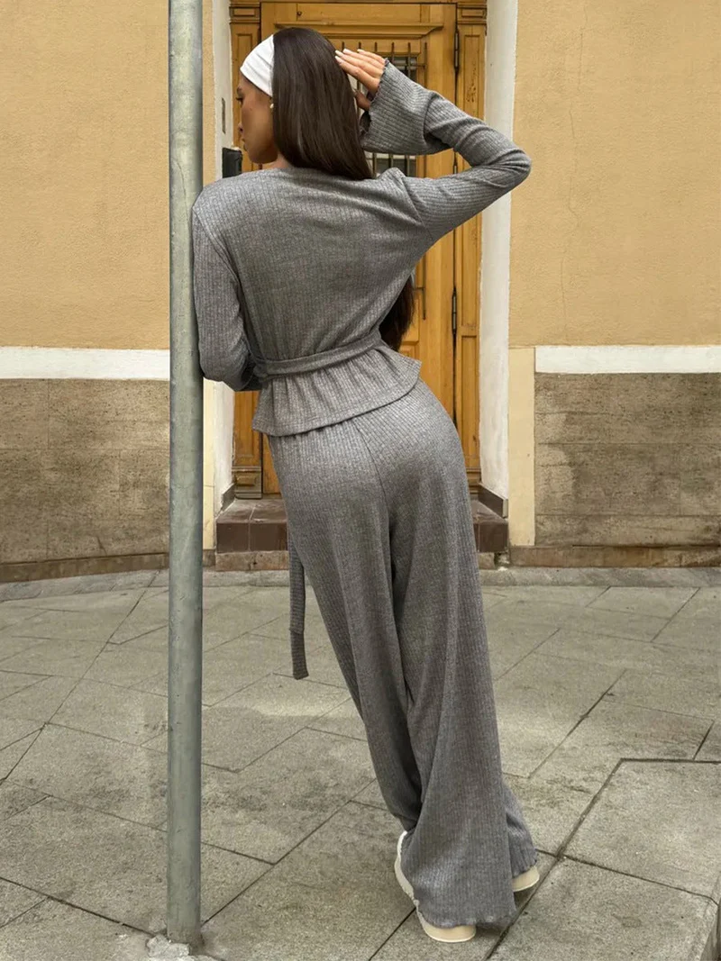 Ensemble coordonné gris en maille côtelée avec crop top et pantalon à jambes larges