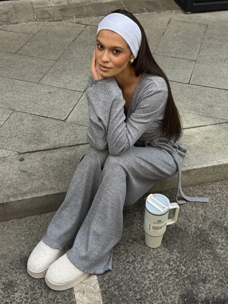 Ensemble coordonné gris en maille côtelée avec crop top et pantalon à jambes larges