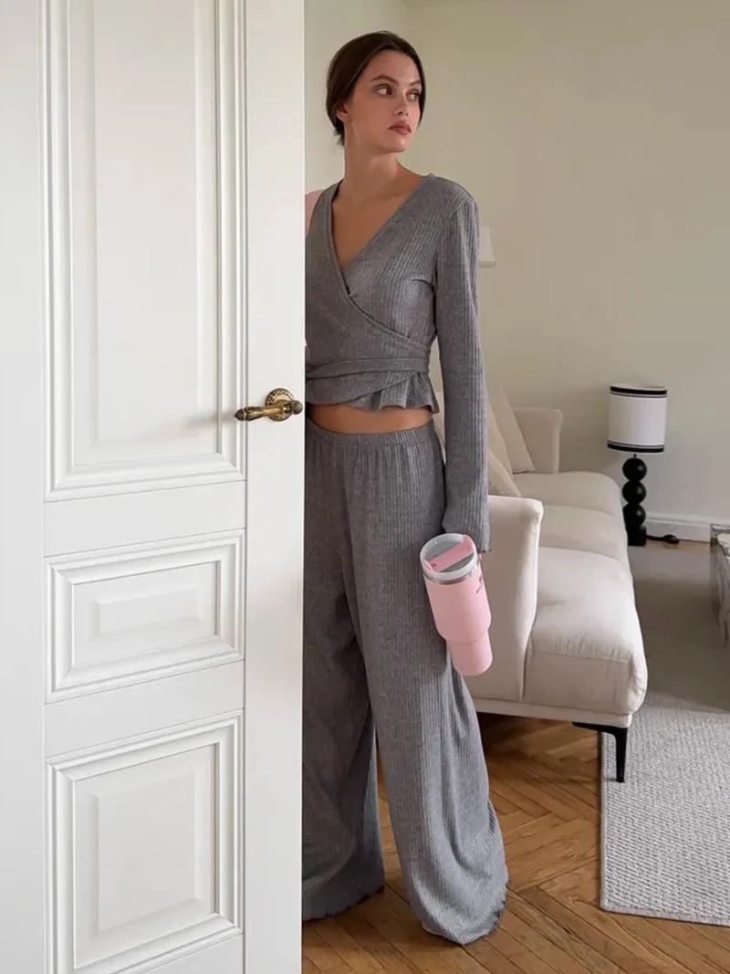 Ensemble coordonné gris en maille côtelée avec crop top et pantalon à jambes larges