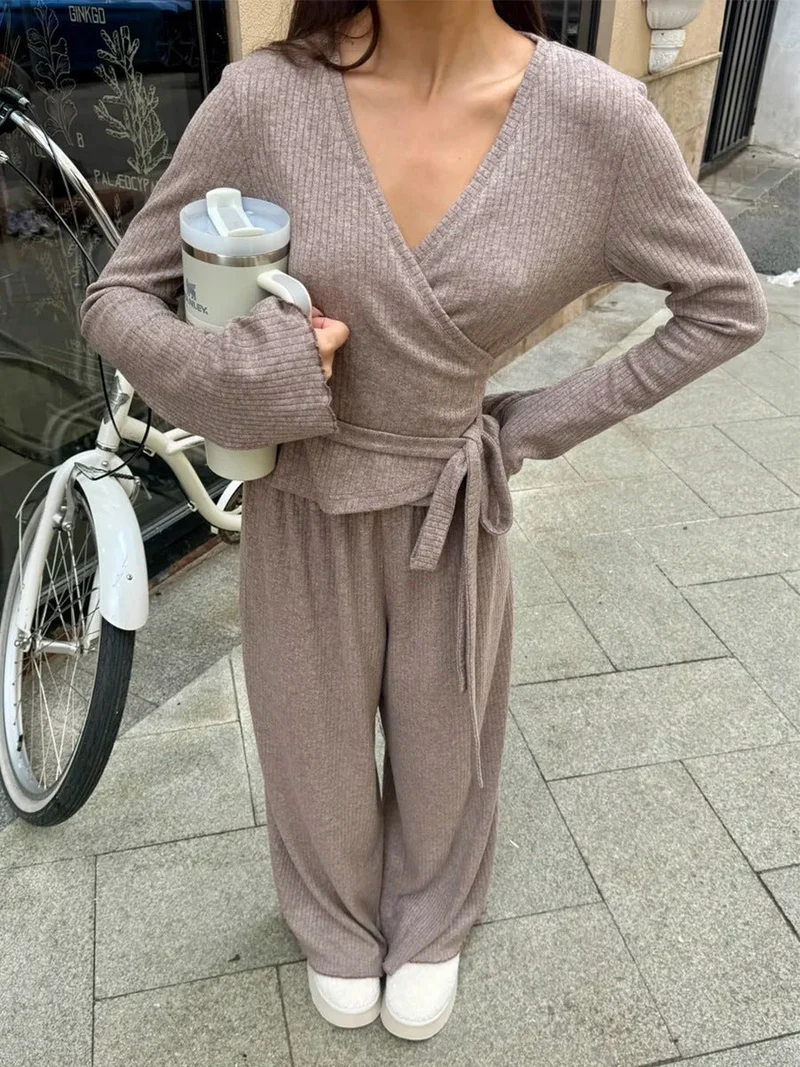 Ensemble coordonné gris en maille côtelée avec crop top et pantalon à jambes larges