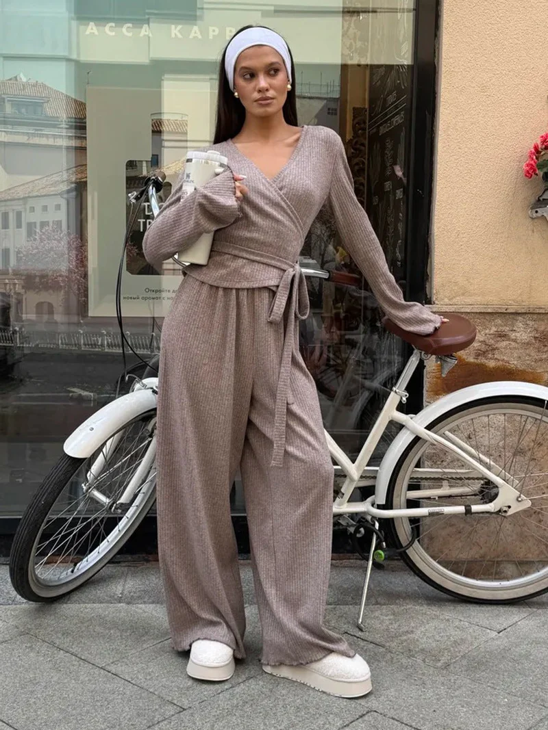 Ensemble coordonné gris en maille côtelée avec crop top et pantalon à jambes larges