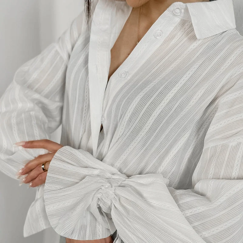 Blouse rayée à poignets noués pour femmes