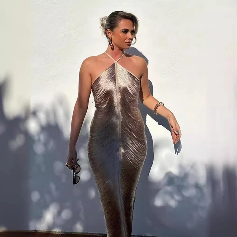 Robe longue élégante pour femme avec col sophistiqué et fente