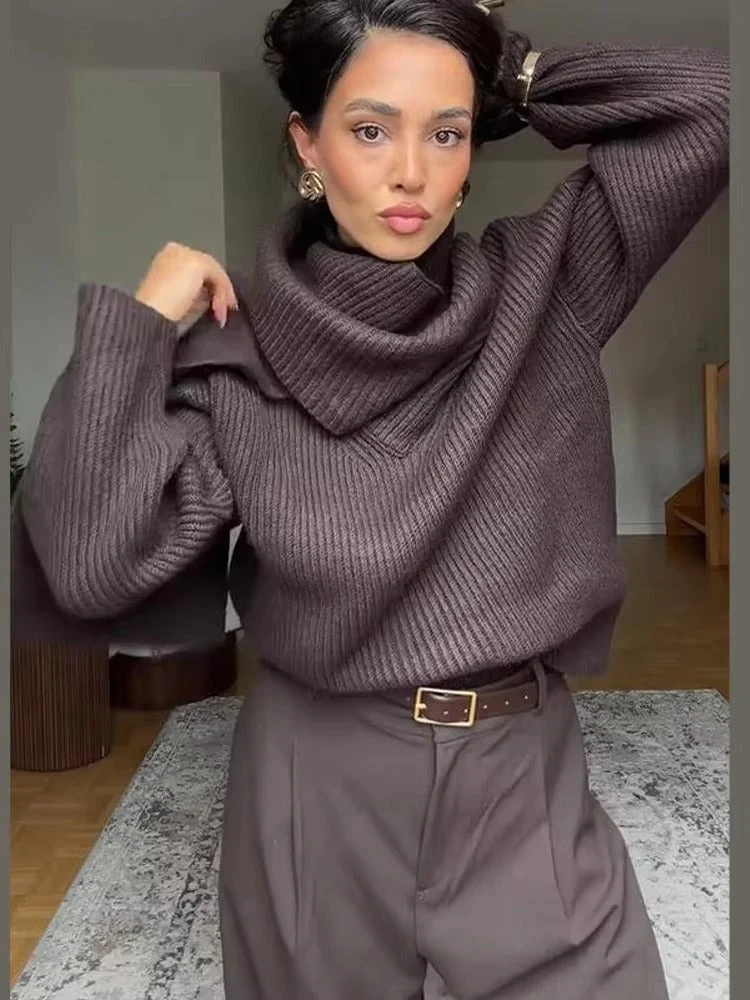Pull côtelé marron chocolat avec écharpe intégrée