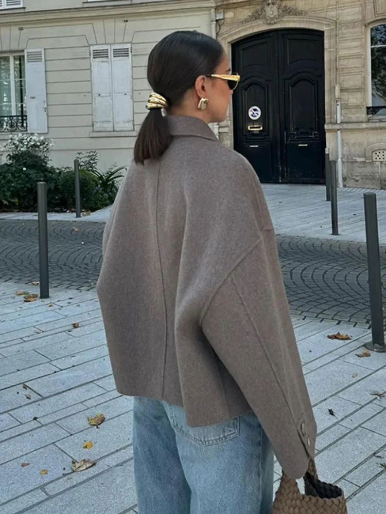 Veste Élégante Matelassée à Revers pour Saisons de Transition