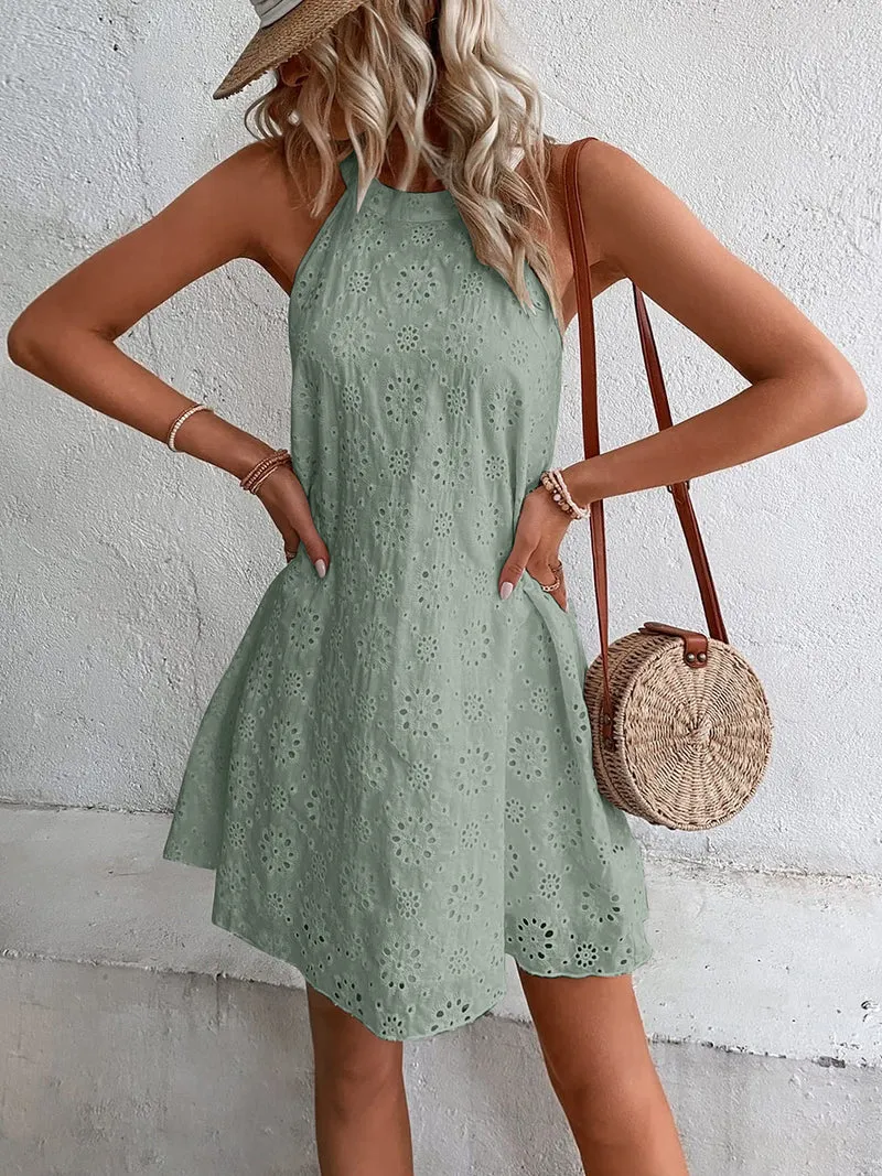 Robe courte à encolure œillet