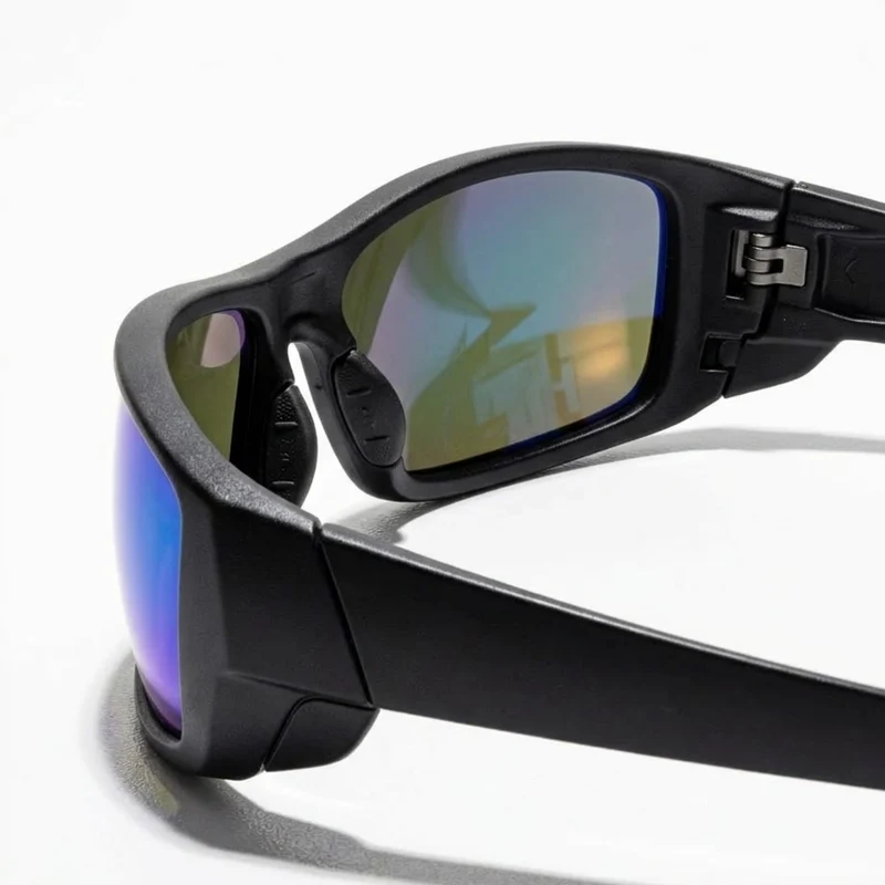 Lunettes de soleil de sport enveloppantes monture polycarbonate protection UV