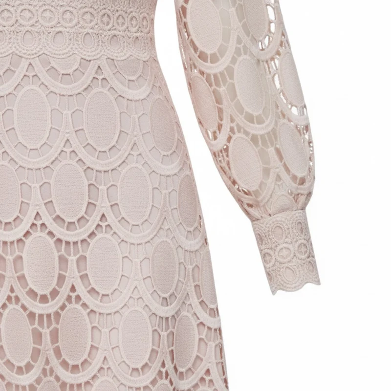 Robe Longue en Dentelle Ajourée avec Manches Bouffantes et Col Montant