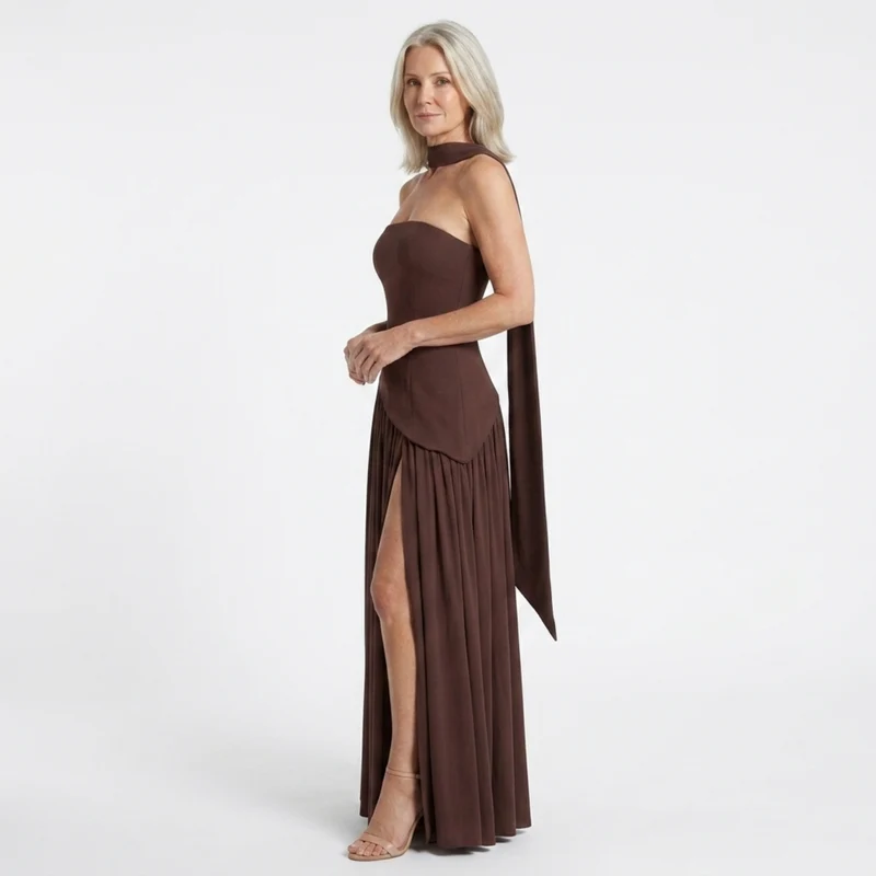Robe de gala longue — décolleté écharpe et jupe plissée fendue | cérémonie