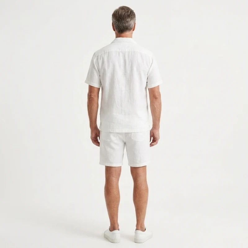 Ensemble en lin homme — chemise manches courtes et short — été et plage