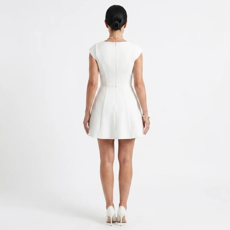 Robe courte pour femme — encolure carrée — tenue de soirée
