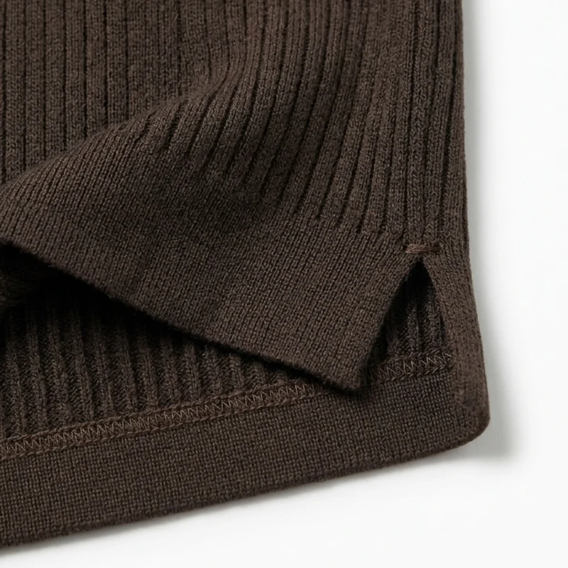 Polo en maille pour homme — col ouvert et texture côtelée — style estival