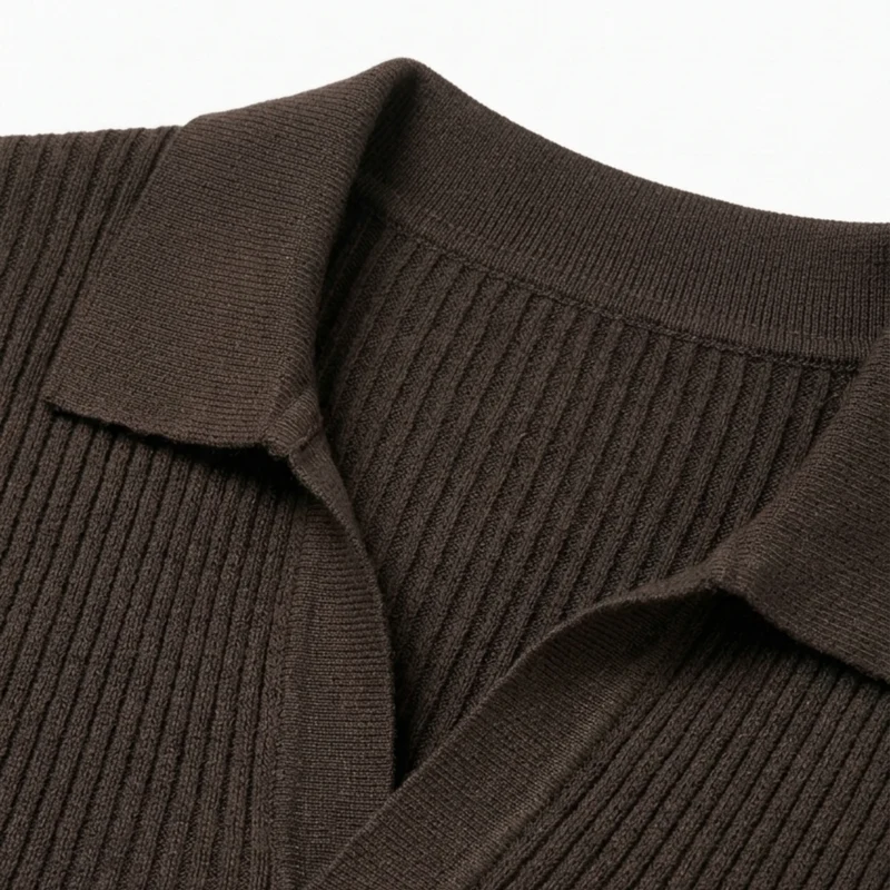 Polo en maille pour homme — col ouvert et texture côtelée — style estival