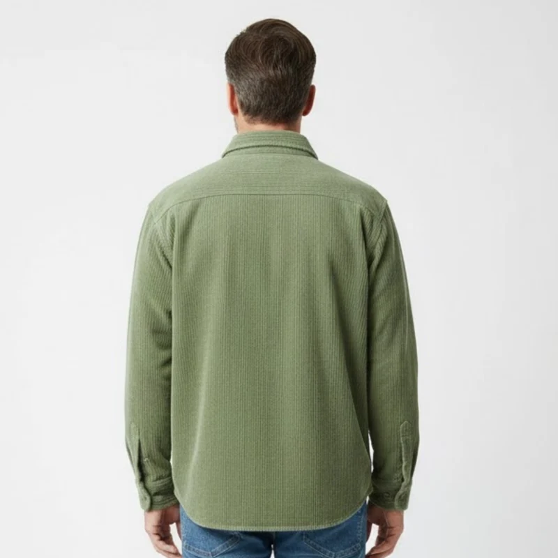 Chemise en velours côtelé pour homme avec col rabattu et poche poitrine