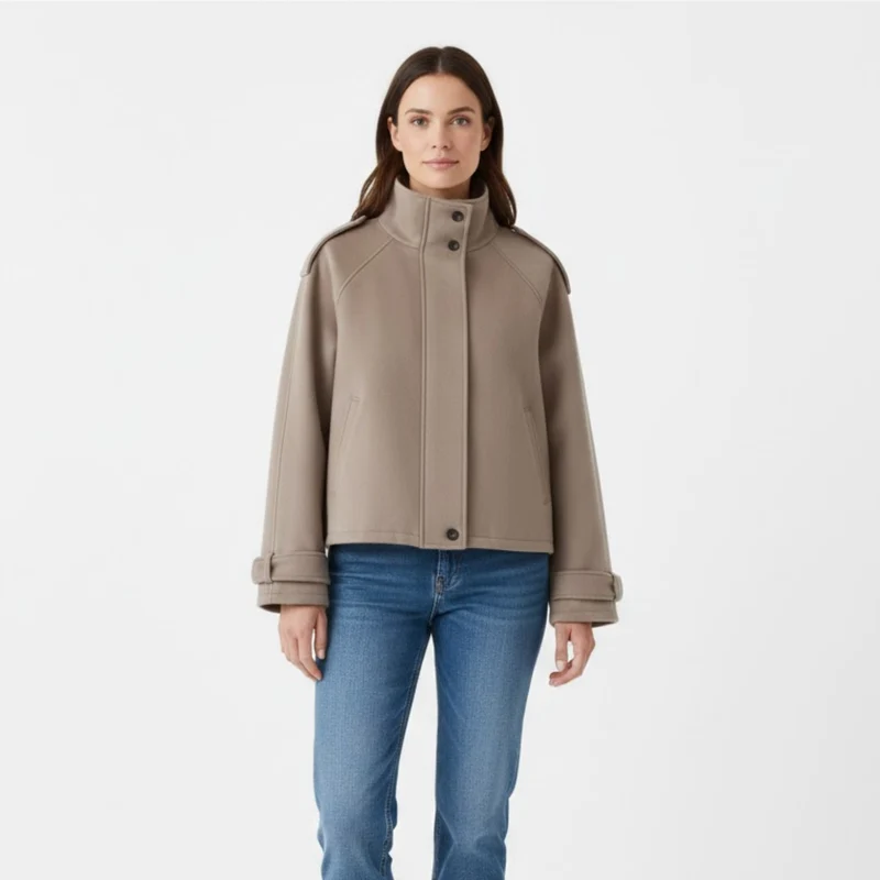 Blouson court en laine pour femme avec col montant et boutons contrastés