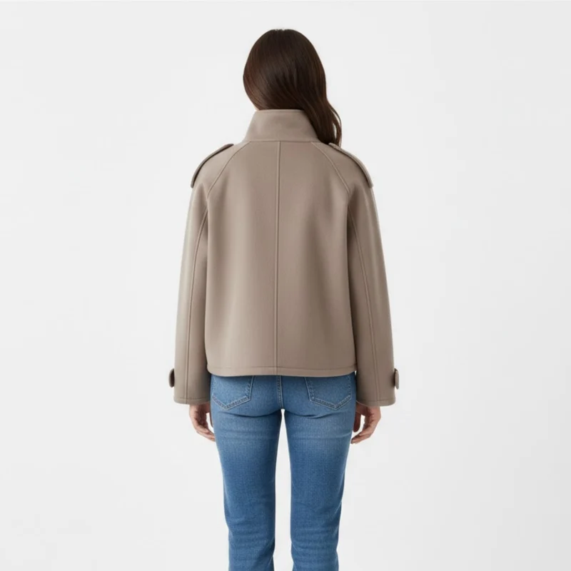 Blouson court en laine pour femme avec col montant et boutons contrastés