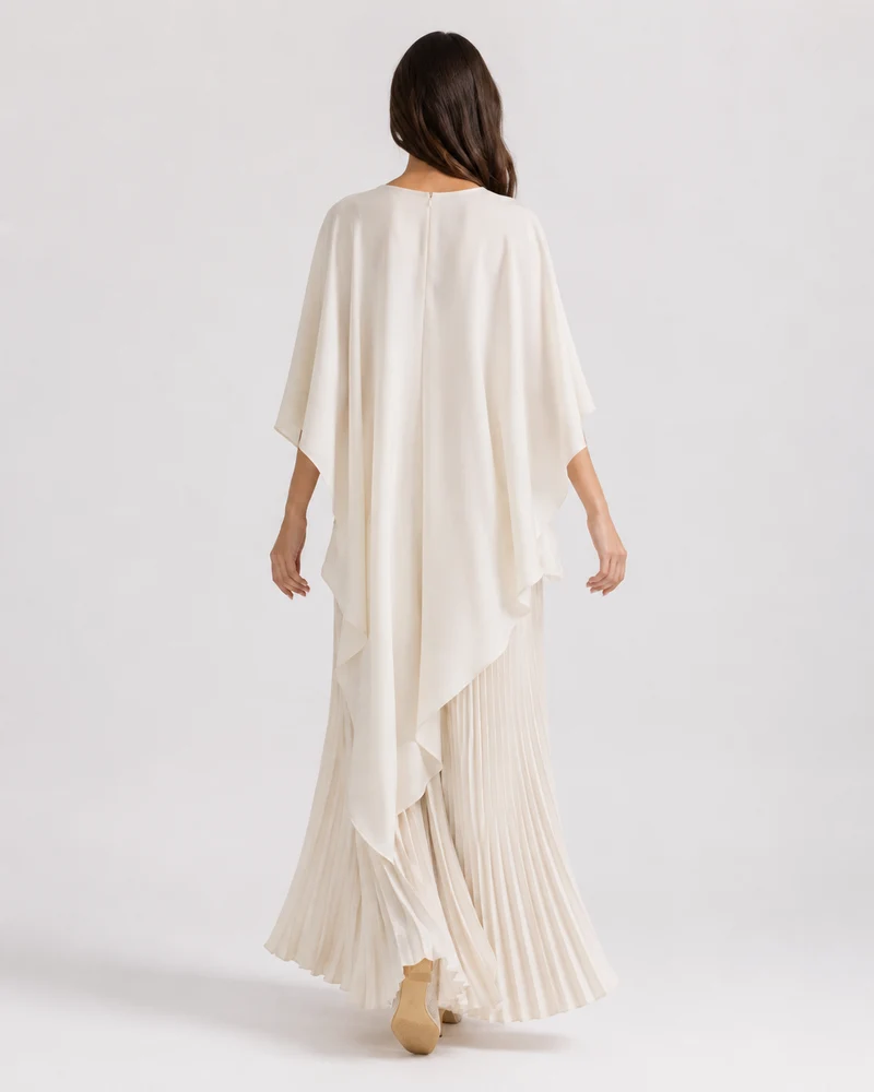Robe Maxi Plissée à Col Haut en Tissu Léger – Coupe fluide, détail plissé, pour occasions