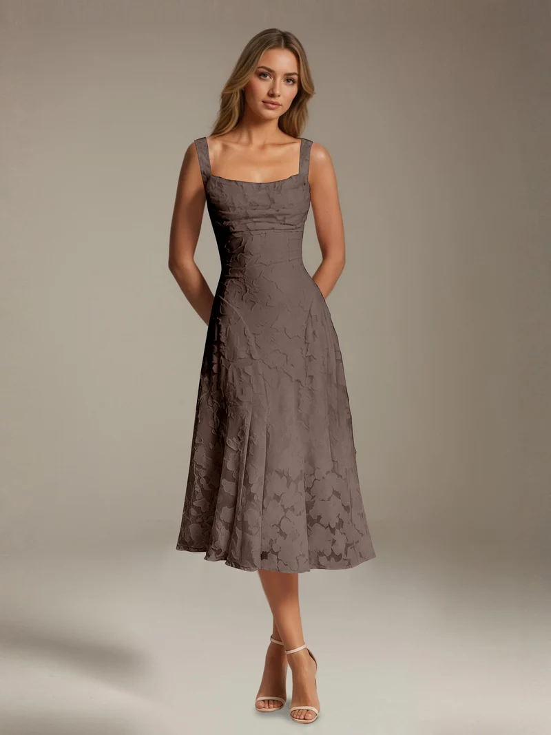 Robe Longue en Dentelle Col Carré - Élégante Silhouette Raffinée