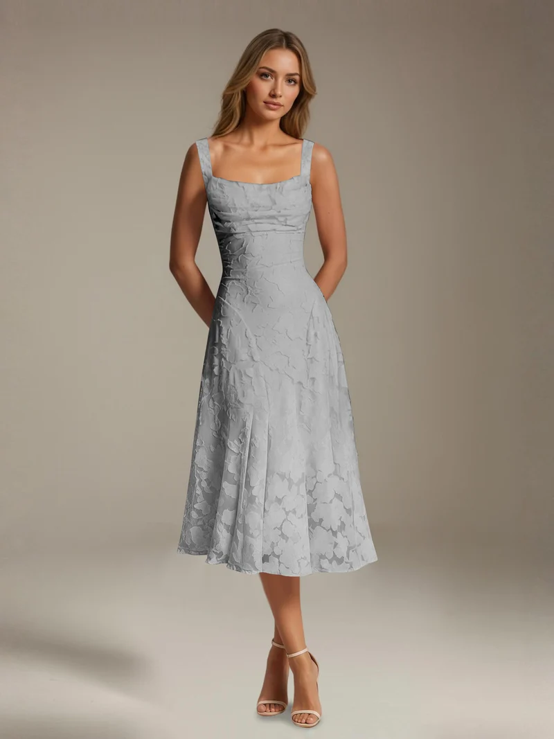 Robe Longue en Dentelle Col Carré - Élégante Silhouette Raffinée