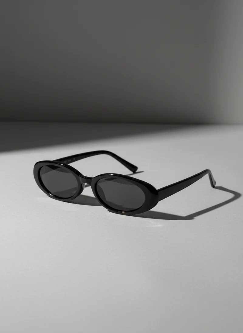 Lunettes de Soleil Ovales à Monture Fine - Accessoire Élégant Minimaliste