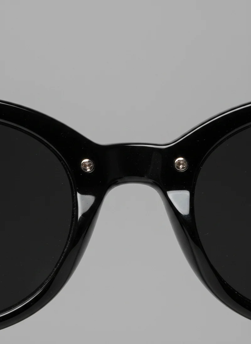 Lunettes de Soleil Ovales à Monture Fine - Accessoire Élégant Minimaliste